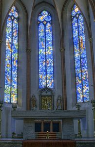 Die Altarfenster in St. Stephan, mit Motiven aus dem Alten Testament
