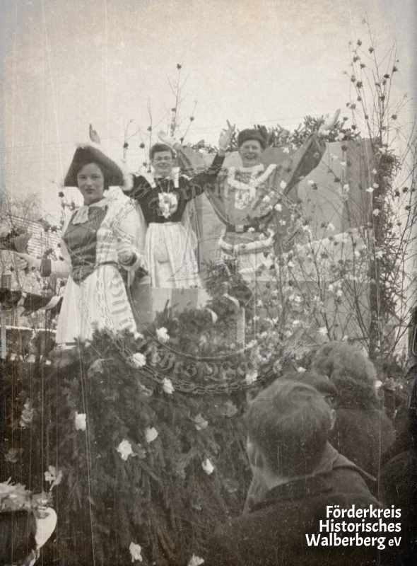 Prunkwagen mit ihrer Lieblichkeit Prinzessin Paula I. (Paula Schoroth) und seiner Deftigkeit, Bauer Josef I. (Josef Marx)