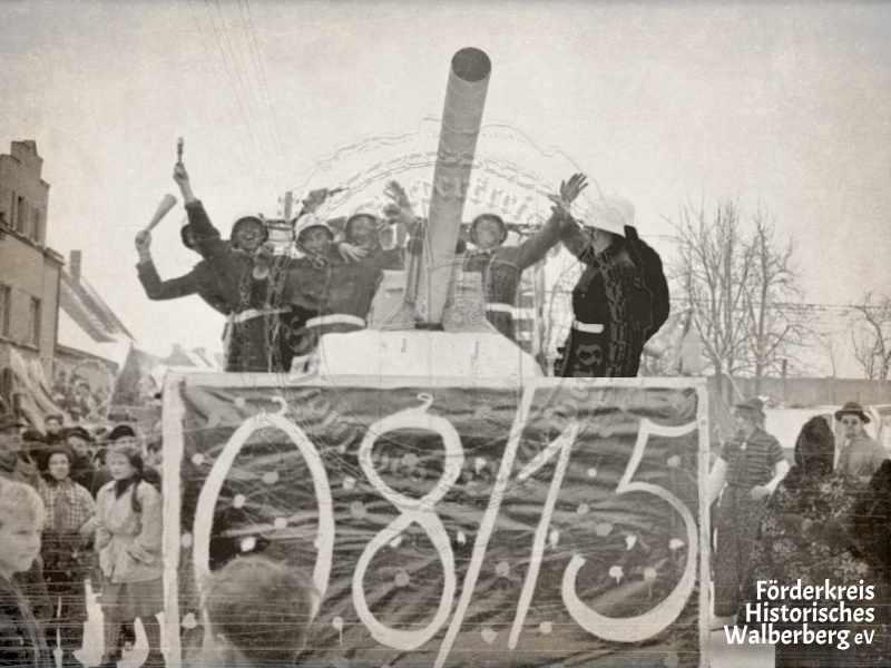 Hier ist die Feuerwehr auf ihrem Wagen dabei, Literatur von 1929 mit reichlich Liquidität zu verarbeiten. Offensichtlich "Im Westen nichts Neues".