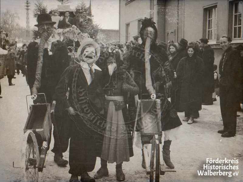 Möglicherweise "ene Besoch em Zoo". Ein der vielen schönen Fußgruppen im Walberberger Rosenmontagszug. Das sind (v.l.n.r.) Anton Held, Peter Esch jun., Heinz Schmitz und Peter Esch sen.