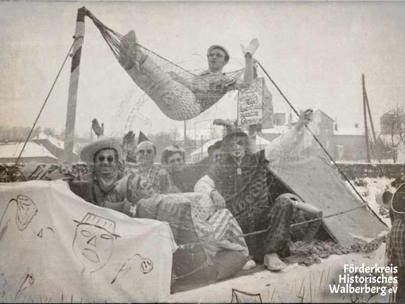 Einer von insgesamt vier Wagen, die das Thema des Gassenhauers von Karl Berbuers „Do laachs do dich kapott, dat nennt m'r Camping“ aufgegriffen und ideenreich umgesetzt hatten.